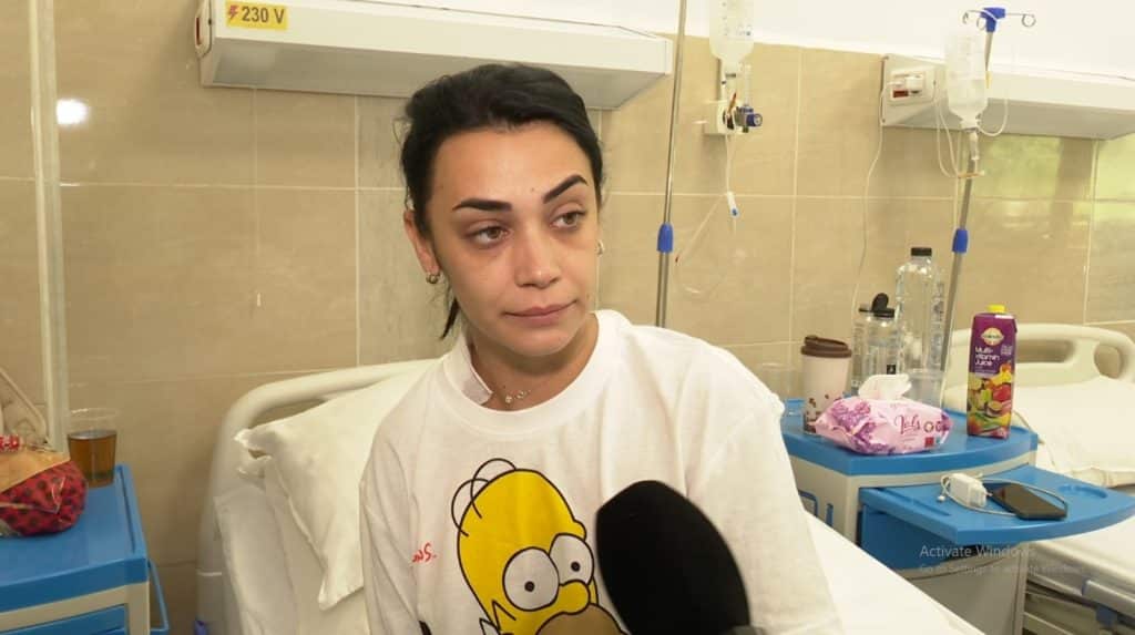 Monitor medical pentru monitorizarea funcțiilor vitale într-un salon de spital unde sunt tratate victimele agresiunilor.