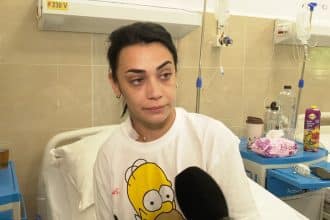 Monitor medical pentru monitorizarea funcțiilor vitale într-un salon de spital unde sunt tratate victimele agresiunilor.
