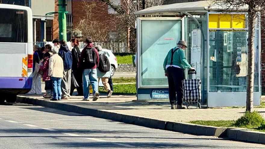 Panou cu programul de circulație STPT și alertă de trafic privind modificarea temporară a stațiilor de îmbarcare.