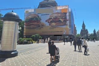 Polițiști locali din cadrul biroului Disciplina în Construcții verificând documentele și avizele de publicitate stradală pe un bulevard din oraș.