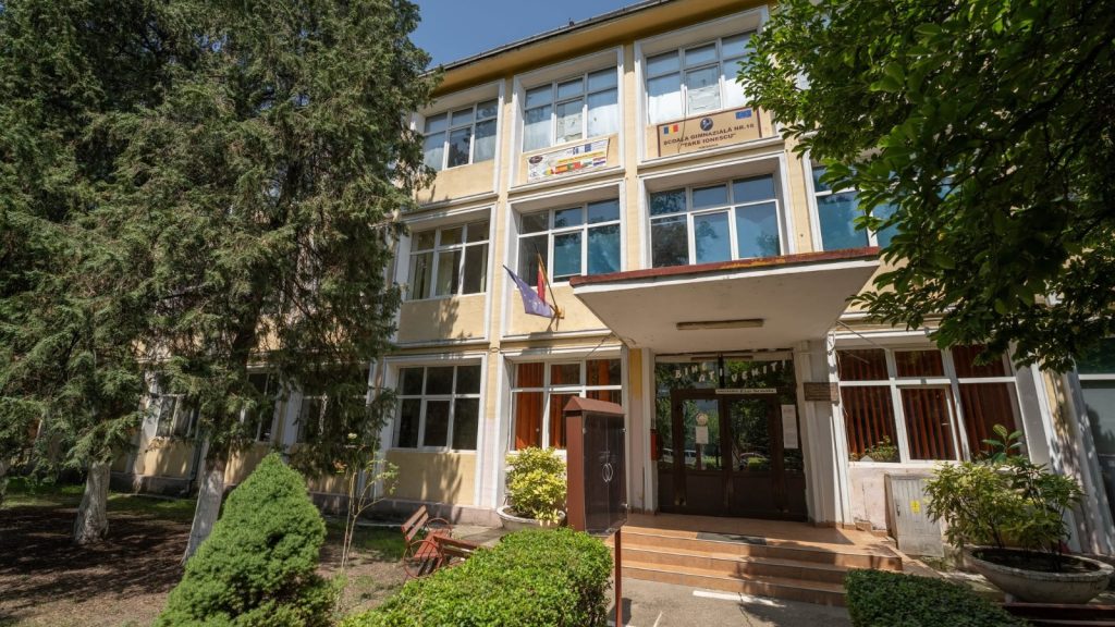 Clădirea cu două etaje a Școlii Gimnaziale Numărul 16 de pe strada București din Timișoara înainte de începerea lucrărilor de modernizare.