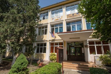 Clădirea cu două etaje a Școlii Gimnaziale Numărul 16 de pe strada București din Timișoara înainte de începerea lucrărilor de modernizare.