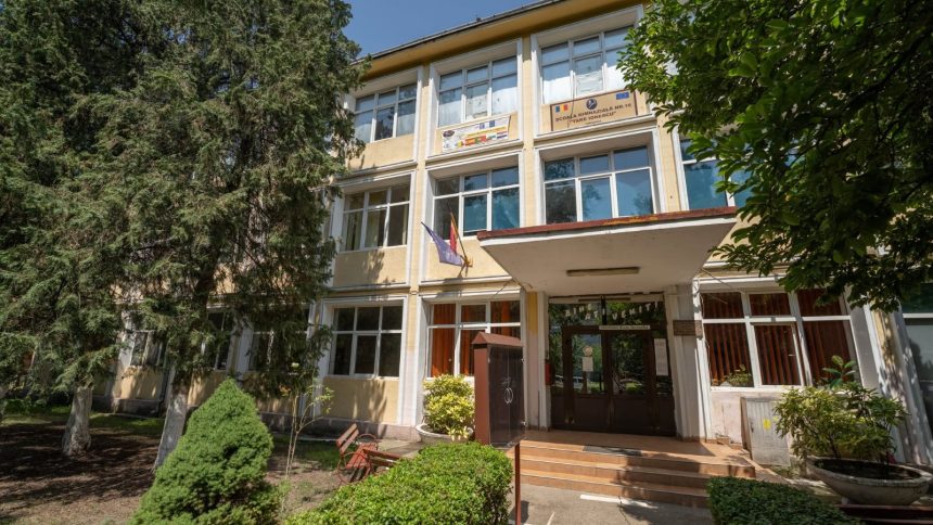 Clădirea cu două etaje a Școlii Gimnaziale Numărul 16 de pe strada București din Timișoara înainte de începerea lucrărilor de modernizare.