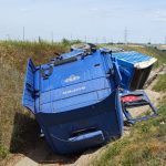 Autotren încărcat cu nisip răsturnat în șanțul de pe marginea autostrăzii A1 între Arad și Timișoara, cu cabina grav distrusă.