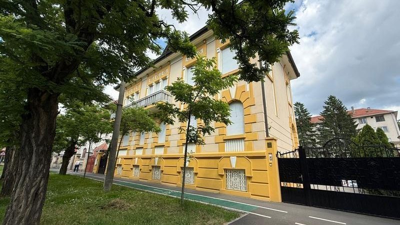 Fațada vilei istorice de pe Bulevardul C.D. Loga numărul 52 din Timișoara, recuperată în instanță și propusă pentru transformarea în grădiniță.