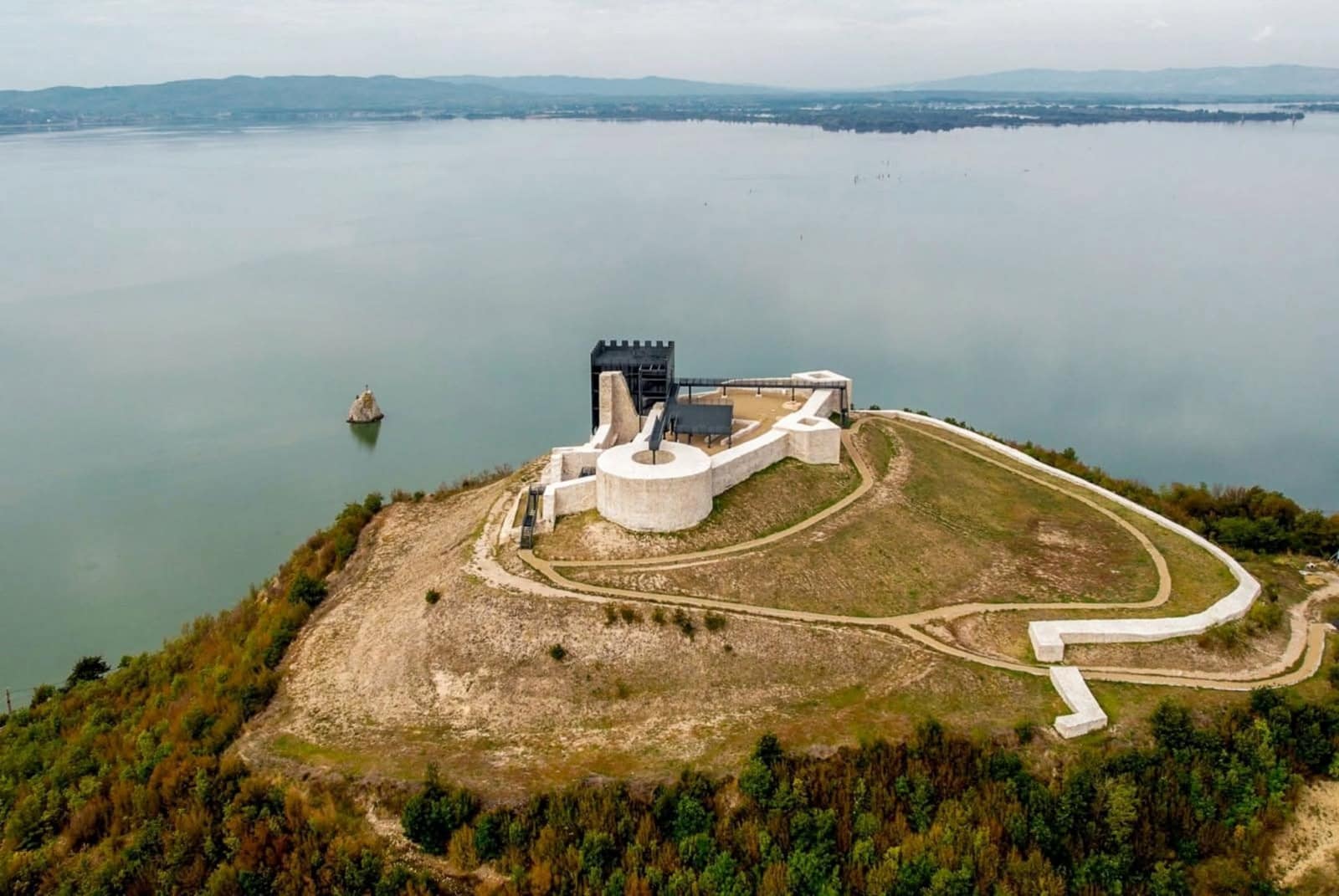 Cetatea Ladislau din Coronini complet restaurată, situată pe o stâncă deasupra Dunării, cu pasarele de vizitare moderne.