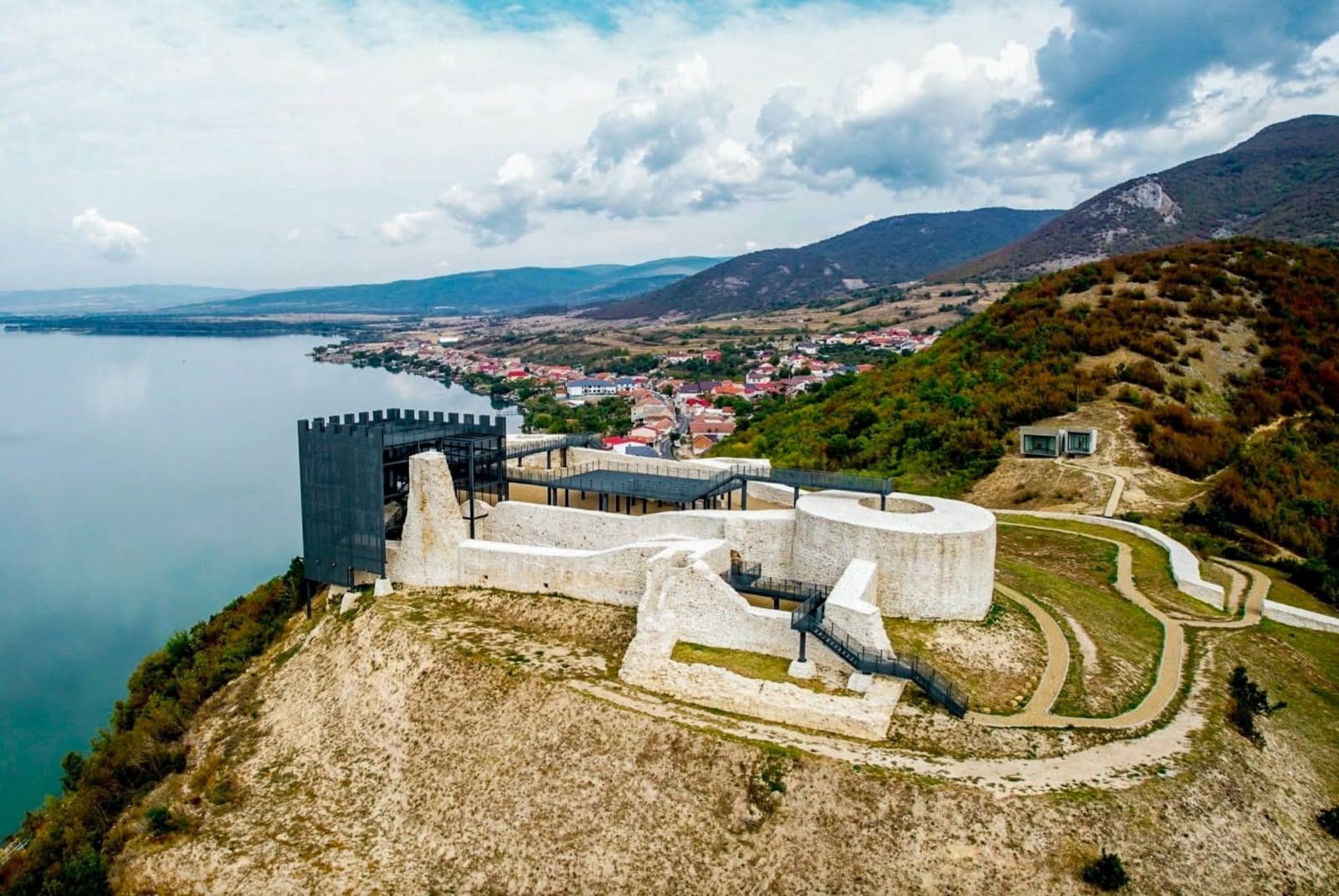 Cetatea Ladislau din Coronini complet restaurată, situată pe o stâncă deasupra Dunării, cu pasarele de vizitare moderne.