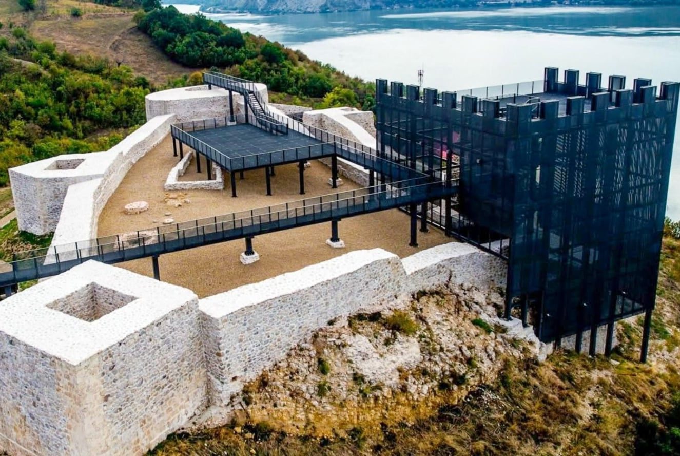 Cetatea Ladislau din Coronini complet restaurată, situată pe o stâncă deasupra Dunării, cu pasarele de vizitare moderne.