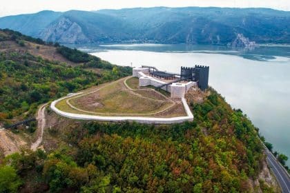 Cetatea Ladislau din Coronini complet restaurată, situată pe o stâncă deasupra Dunării, cu pasarele de vizitare moderne.