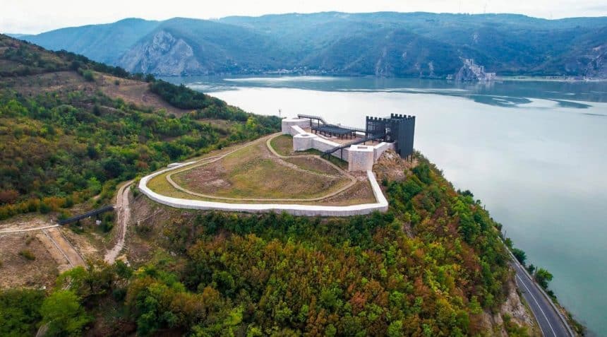 Cetatea Ladislau din Coronini complet restaurată, situată pe o stâncă deasupra Dunării, cu pasarele de vizitare moderne.