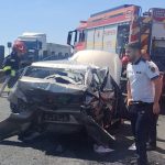 Autoturism cu partea frontală distrusă complet, înfipt în parapetul metalic de protecție de pe autostrada A1, în zona localității Șagu.