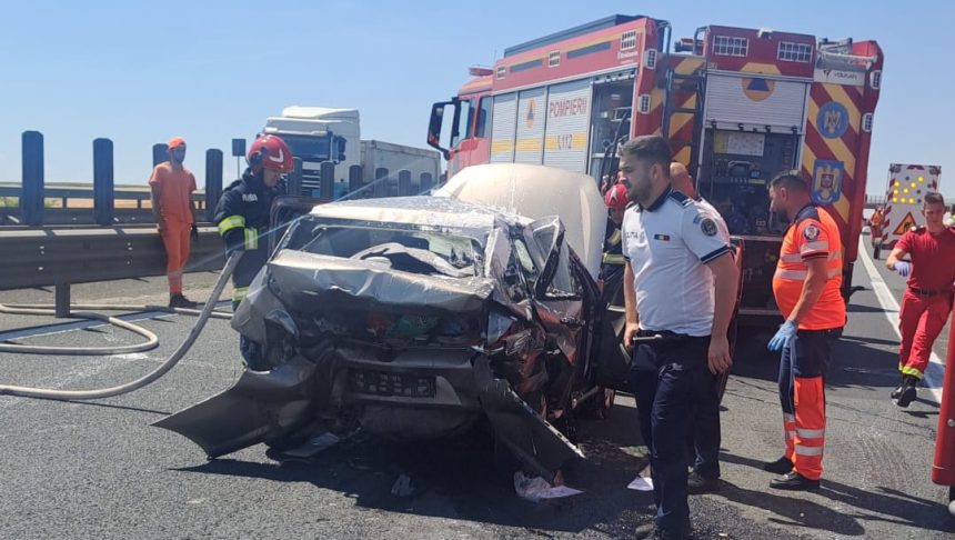 Autoturism cu partea frontală distrusă complet, înfipt în parapetul metalic de protecție de pe autostrada A1, în zona localității Șagu.
