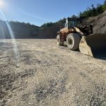 Vedere panoramică a unei cariere de piatră din județul Timiș, vizată de perchezițiile polițiștilor din cadrul Serviciului de Investigare a Criminalității Economice.