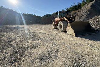 Vedere panoramică a unei cariere de piatră din județul Timiș, vizată de perchezițiile polițiștilor din cadrul Serviciului de Investigare a Criminalității Economice.