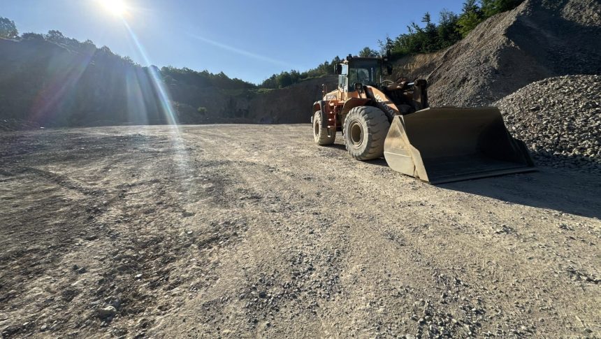 Vedere panoramică a unei cariere de piatră din județul Timiș, vizată de perchezițiile polițiștilor din cadrul Serviciului de Investigare a Criminalității Economice.