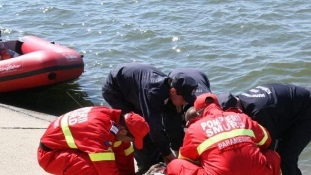 Echipajele de salvare intervin la lacul dintre Neudorf și Lipova după ce un copil a fost scos inconștient din apă, Arad