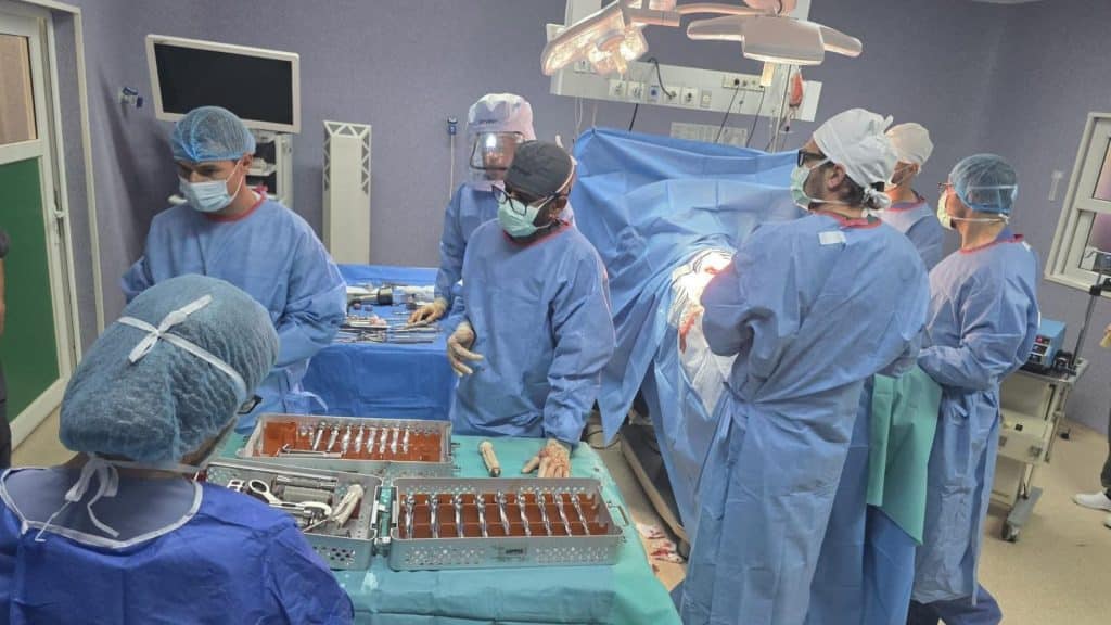 Tânără de 23 de ani operată la Spitalul Județean Timișoara după o tumoră la femur