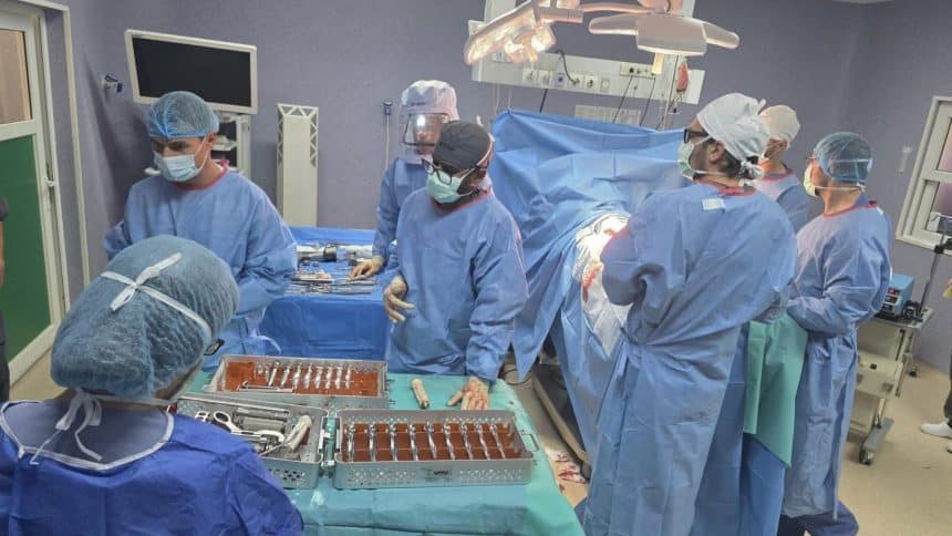 Tânără de 23 de ani operată la Spitalul Județean Timișoara după o tumoră la femur