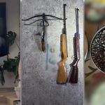 Arme, muniție și o arbaletă descoperite de polițiști în urma unor percheziții din Timiș