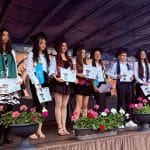 Absolvenții claselor a VIII-a de la Școala Gimnazială Numărul 30 din Timișoara lansând zeci de baloane galbene spre cer la festivitatea de absolvire.