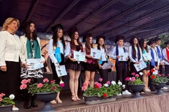 Absolvenții claselor a VIII-a de la Școala Gimnazială Numărul 30 din Timișoara lansând zeci de baloane galbene spre cer la festivitatea de absolvire.