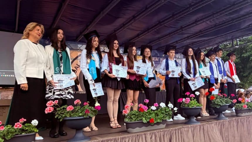 Absolvenții claselor a VIII-a de la Școala Gimnazială Numărul 30 din Timișoara lansând zeci de baloane galbene spre cer la festivitatea de absolvire.