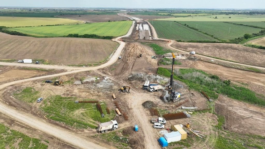 Utilaj greu forează piloții de fundare pentru viitoarele pasaje de pe traseul Variantei de Ocolire Timișoara Vest.