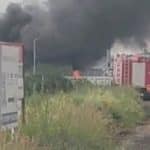 Coloană masivă de fum negru ridicată deasupra șoselei de centură a municipiului Lugoj în timpul incendiului de la hala de piese auto.