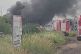 Coloană masivă de fum negru ridicată deasupra șoselei de centură a municipiului Lugoj în timpul incendiului de la hala de piese auto.