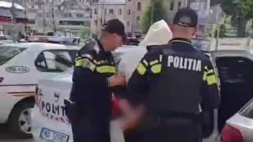 Peronul și clădirea Stației CFR Petroșani, locul unde un bărbat a fost deposedat prin violență de telefonul mobil.
