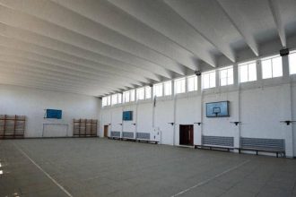 Fațada actuală a sălii de sport de la Liceul Tehnologic de Transporturi Auto Timișoara, propusă pentru reabilitare energetică.