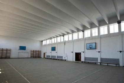 Fațada actuală a sălii de sport de la Liceul Tehnologic de Transporturi Auto Timișoara, propusă pentru reabilitare energetică.