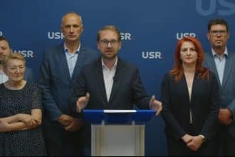 Președintele USR, Dominic Fritz, anunțând în conferință de presă decizia Comitetului Politic de a vota împotriva Guvernului tehnocrat propus de Eugen Tomac.