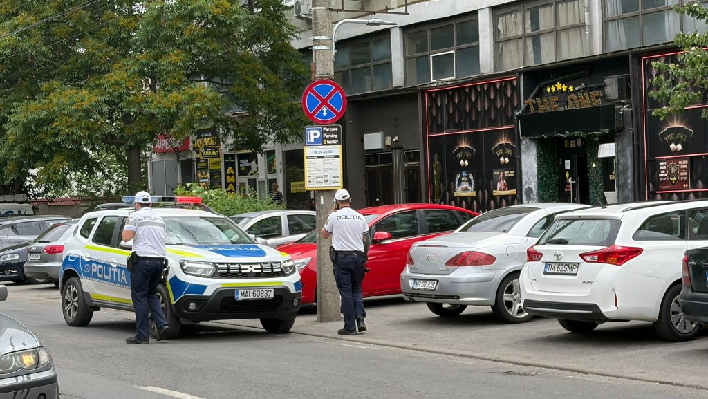 Ambulanță SAJ și motocicletă SMURD intervenind de urgență pe Bulevardul Eroilor de la Tisa în urma coliziunii dintre un autoturism și o motocicletă.
