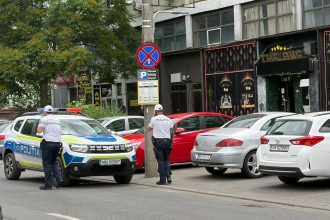 Ambulanță SAJ și motocicletă SMURD intervenind de urgență pe Bulevardul Eroilor de la Tisa în urma coliziunii dintre un autoturism și o motocicletă.
