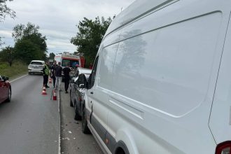 Trei autoturisme avariate pe șosea în urma unui carambol produs în zona barierei din Săcălaz, județul Timiș.