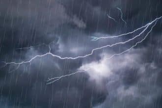 Nori negri de furtună și descărcări electrice deasupra Timișoarei, sub avertizare de cod galben de vijelii și ploi torențiale.