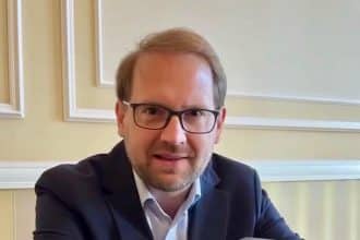 Președintele USR, Dominic Fritz, anunțând oficial refuzul partidului de a susține sau de a intra în Guvernul condus de Adrian Veștea.