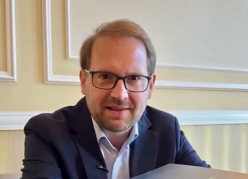 Președintele USR, Dominic Fritz, anunțând oficial refuzul partidului de a susține sau de a intra în Guvernul condus de Adrian Veștea.