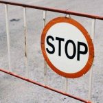 Utilaje de asfaltare și muncitori efectuând reparații pe tronsonul închis al autostrăzii A1 între nodurile rutiere Dobra și Holdea.