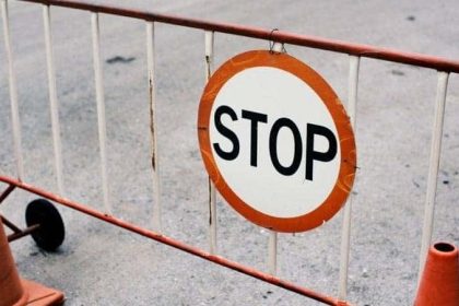 Utilaje de asfaltare și muncitori efectuând reparații pe tronsonul închis al autostrăzii A1 între nodurile rutiere Dobra și Holdea.