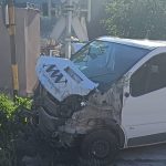 Epava unui autoturism distrus aproape complet în urma impactului violent cu un tren la trecerea la nivel cu calea ferată dintre Mehadia și Iablanița.
