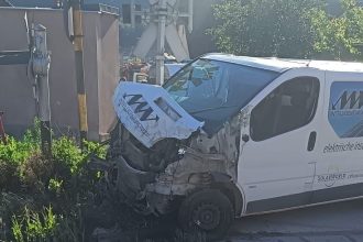 Epava unui autoturism distrus aproape complet în urma impactului violent cu un tren la trecerea la nivel cu calea ferată dintre Mehadia și Iablanița.