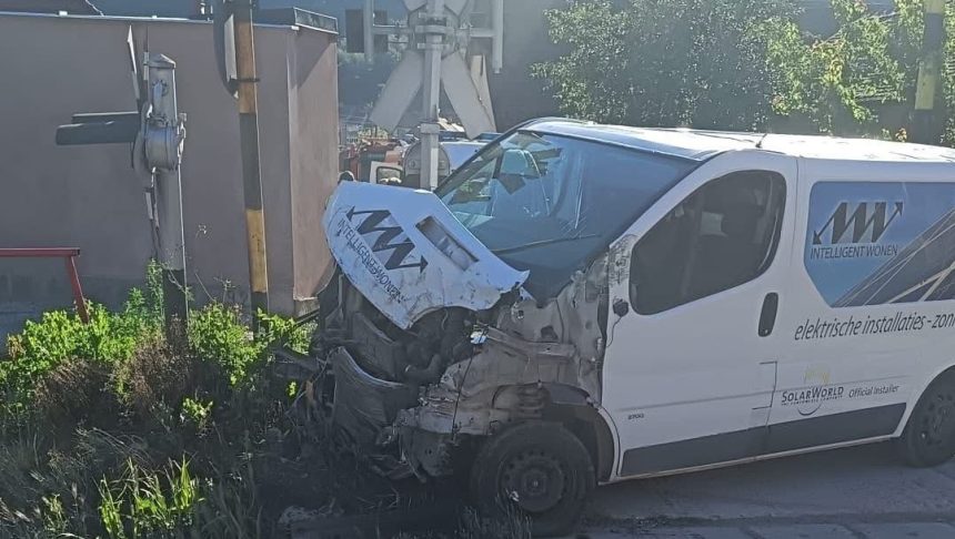 Epava unui autoturism distrus aproape complet în urma impactului violent cu un tren la trecerea la nivel cu calea ferată dintre Mehadia și Iablanița.