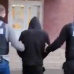 Plăcuțe de înmatriculare ridicate ca probă de polițiștii din Caraș-Severin în urma prinderii în flagrant a unui hoț de piese auto.