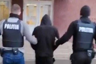 Plăcuțe de înmatriculare ridicate ca probă de polițiștii din Caraș-Severin în urma prinderii în flagrant a unui hoț de piese auto.