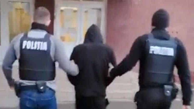 Plăcuțe de înmatriculare ridicate ca probă de polițiștii din Caraș-Severin în urma prinderii în flagrant a unui hoț de piese auto.