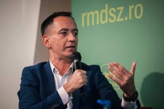 Liderul deputaților UDMR, Csoma Botond, explicând decizia Consiliului Permanent de a nu susține Guvernul Veștea din cauza lipsei unei majorități stabile.