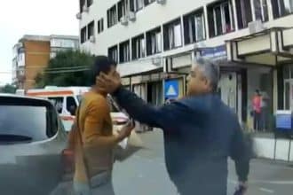 Curtea interioară a Spitalului Clinic Județean de Urgență Arad, locul unde un livrator străin a fost agresat fizic de un agent de securitate.