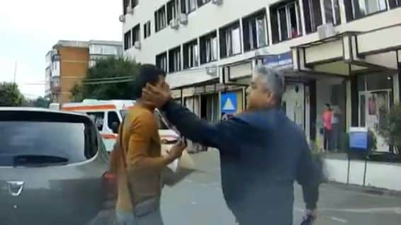 Curtea interioară a Spitalului Clinic Județean de Urgență Arad, locul unde un livrator străin a fost agresat fizic de un agent de securitate.